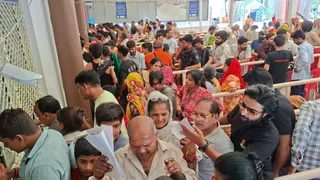 ट्रांजिट कैंप में चारधाम यात्रा के लिए पंजीकरण कराते तीर्थ यात्री। जागरण