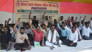 निलंबन के बाद भी धरने पर बैठे पंचायत सचिव। फोटो जागरण