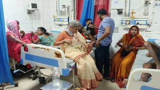 प्रतापगढ़ के अस्पताल में भर्ती प्रयागराज-अयोध्या हाईवे पर सड़क हादसे में घायल पुणे के तीर्थयात्री। जागरण
