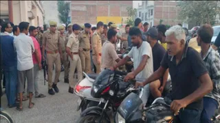 प्रयागराज के नैनी में प्रापर्टी डीलर की हत्या के बाद जुटी भीड़ व फोर्स के साथ पुलिस अधिकारी। जागरण