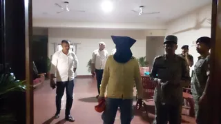 बरवाअड्डा थाना में पुलिस की गिरफ्त में सोनू दर्जी। (फोटोः जागरण)