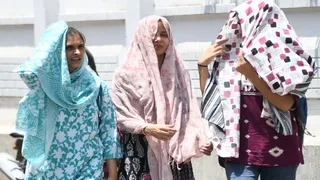 प्रयागराज के कटरा में तेज धूप और लू से बचने के लिए चेहरे को ढंककर सड़क पर निकलीं छात्राएं। जागरण