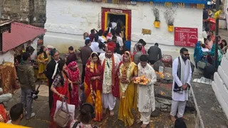 त्रियुगीनारायण में शादी के बंधन में बंधे नवयुगल।