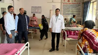 हरिद्वार दौरे के दौरान चैनराय जिला महिला चिकित्सालय का औचक निरीक्षण करते स्वास्थ्य मंत्री सुबोध उनियाल।