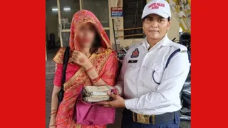 रुपये लौटाने के दौरान पुलिसकर्मी।