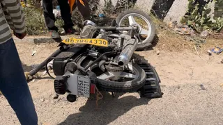 दुर्घटना के कारण क्षतिग्रस्त बाइक।