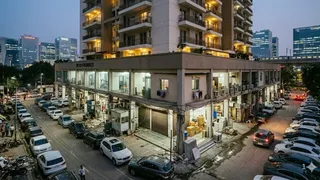 साइबर सिटी में स्टिल्ट पार्किंग नियमों का उल्लंघन। इमेज एआई