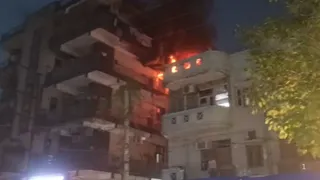 गाजियाबाद के शालीमार गार्डन, साहिबाबाद में बिल्डिंग 815 की सबसे ऊपरी मंजिल पर भीषण आग लग गई है। जागरण