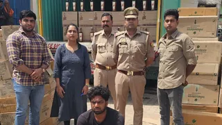 मथुरा कोसीकलां पुलिस की गिरफ्त में अंतरराज्यीय शराब तस्कर। फोटो सौ. पुलिस द्वारा