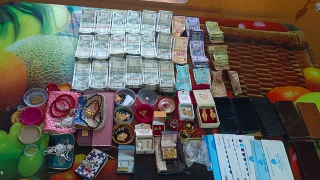 क्योंझर में बालू माफियाओं पर कार्रवाई, बीजद नेता के घर भी रेड; 25 लाख रुपये नकद और 30 वाहन जब्त
