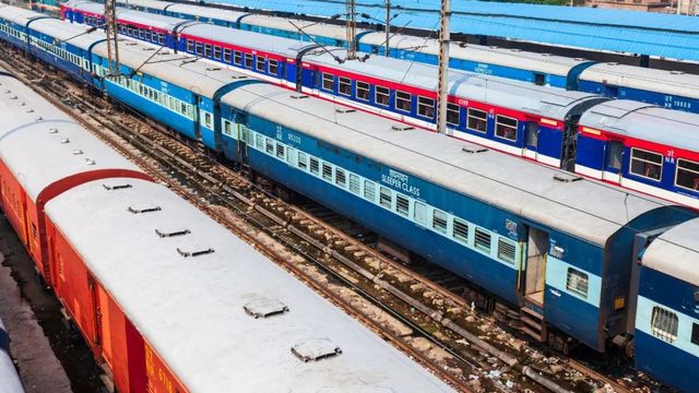 गोरखपुर-नरकटियागंज रूट पर 20 मई से 9 जून तक ट्रैफिक ब्लॉक; कई ट्रेनें कैंसिल, एक्सप्रेस गाड़ियों का बदला रूट
