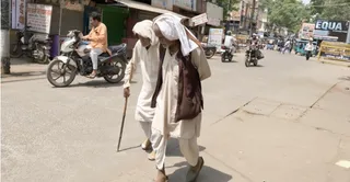 भीषण गर्मी में जाते बुजुर्ग। जागरण अर्काइव