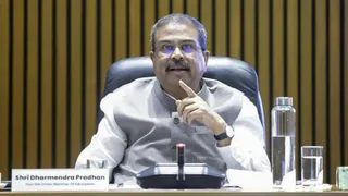 धर्मेंद्र प्रधान ने अधिकारियों संग की बैठक। (पीटीआई)