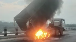 Dumper Fire Razorback शॉर्ट सर्किट से धधका वाहन: बहरागोड़ा से जमशेदपुर आ रहे डंपर से उठने ...