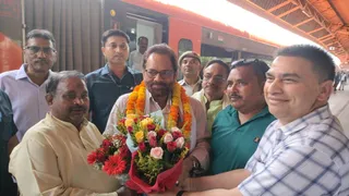 पूर्व केंद्रीय मंत्री मुख्तार अब्बास नकवी का प्रयागराज में स्वागत करते भाजपा कार्यकता व अन्य। जागरण