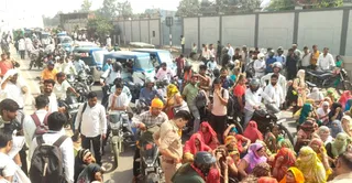 प्रदर्शन कर रहे कर्मचारियों से बात करती पुलिस व पीछे लगा जाम। जागरण