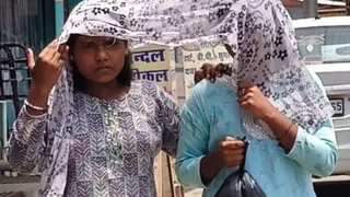कासगंज में मंगलवार को दोपहर में चुनरी ढंक कर बाजार से गुजरतीं युवतियां।