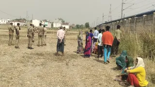 प्रयागराज में मेजारोड स्टेशन के पास किशोर का शव मिलने पर पड़ताल करती पुलिस व जुटे लोग। जागरण