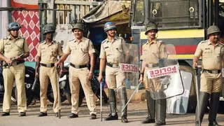 Communal Riots Pune पुणे में मामूली विवाद के बाद सांप्रदायिक तनाव, भीड़ ने पुलिसकर्मियों पर ...