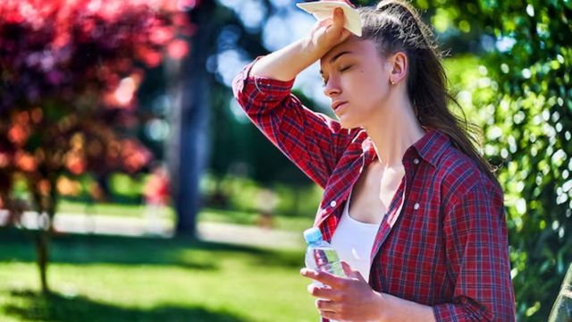 8 घंटे सोने के बाद भी दिनभर छाई रहती है सुस्ती? जान लें कहीं आप 'समर फटीग' के शिकार तो नहीं