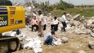 धराशायी पानी की टंकी की जांच के नमूने एकत्रित करते अधिकारी फाइल फोटो