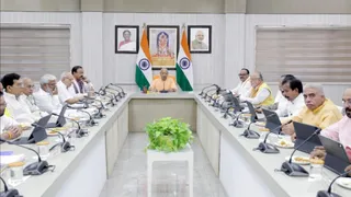 सरकारी आवास पांच कालिदास मार्ग पर कैबिनेट की बैठक करते मुख्यमंत्री योगी आदित्यनाथ।