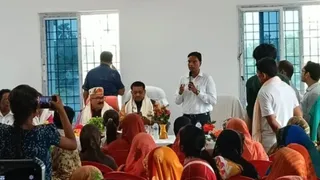 ननौरा पंचायत सरकार भवन में आयोजित सहयोग शिविर में मंचासीन सूबे के पथ निर्माण मंत्री कुमार शैलेन्द्र, विधायक डा.मुरारी मोहन झा एवं अन्य और संबोधित करते डीएम कौशल कुमार। जागरण