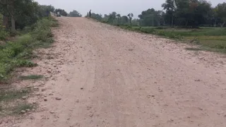 ककोढा रहीटोल के बीच नवनिर्मित पुल पर बने सड़क पर उखरी नुकीले पत्थर। जागरण
