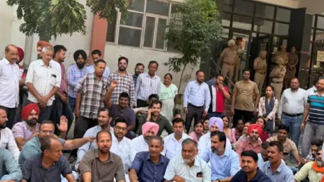 पंजाब: भाजपा उम्मीदवार का नामांकन रद, समर्थकों ने DC ऑफिस के आगे दिया धरना; कल बरनाला के बाजार रहेंगे बंद
