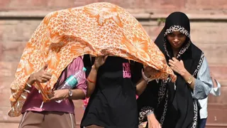 चिलचिलाती धूप व गर्मी से बचने के लिए सिर व चेहरा ढके लोग। हरीश कुमार