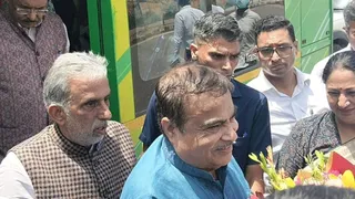 हाईवे का निरीक्षण करने के लिए पहुंचे कैबिनेट मंत्री नितिन गडकरी। फोटो: जागरण