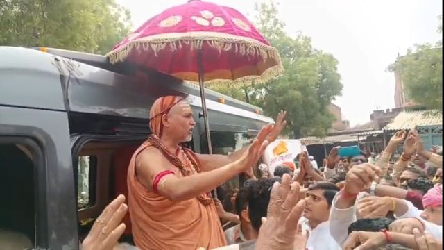 स्वामी अविमुक्तेश्वरानंद की गोरक्षा यात्रा, बोले- गाय हमारी माता है, सरकार मान रही पशु
