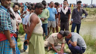 शव मिलने के बाद कागजी कार्रवाई करती पुलिस। जागरण
