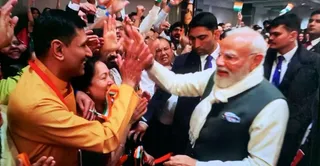 शहर के किदवई नगर निवासी मनोज मिश्र की पीठ थपथपाकर आशीर्वाद देते प्रधानमंत्री नरेन्द्र मोदी। वीडियो ग्रैब