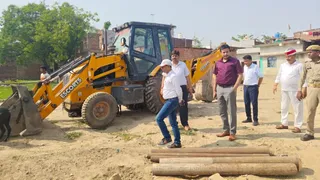 खीरी टाउन के मुहल्ला पट्टी रामदास में तालाब से कब्जा हटवाते एसडीएम अश्विनी सिंह: जागरण
