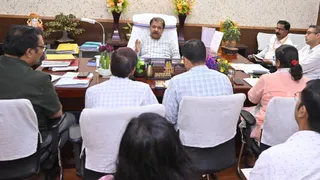राजस्व मंत्री दिलीप जायसवाल अधिकारियों के साथ। फाइल फोटो