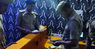 स्पा सेंटर में जांच करती पुलिस। सौजन्य: पुलिस