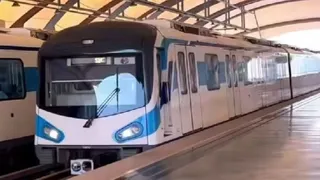 साइबर सिटी में दौड़ती रैपिड मेट्रो।