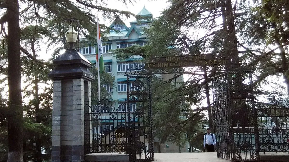 हिमाचल हाई कोर्ट ने नौणी विवि के वाइस चांसलर और रजिस्ट्रार को जारी किए वारंट, आदेश की अनुपालना न करने पर संज्ञान