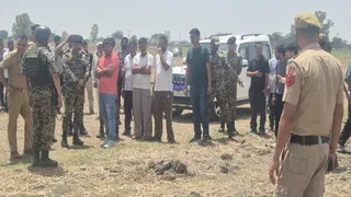 ड्रोन से गिरी खेप का एक हिस्सा जलकर हुआ क्षतिग्रस्त।