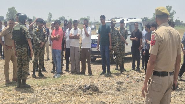 जम्मू के बॉर्डर पर फिर ड्रोन से गिरी 'मौत की खेप', बहादुरपुर के खेत में किसान को 3 किलो हेरोइन मिलने पर मचा हड़कंप
