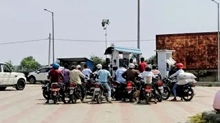 भारतीय सीमा पर सस्ता तेल लेने आ रहे नेपाली वाहन (जागरण)