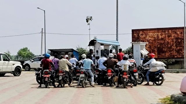 नेपाल में पेट्रोल-डीजल की कीमतें बढ़ीं, भारतीय सीमा पर सस्ता तेल लेने आ रहे नेपाली वाहन; चेक करें रेट
