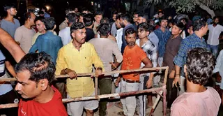 कर्रही में ठाकुर चौराहे पर बिजली की आवाजाही से परेशान लोगों ने सीढ़ी लगाकर रास्ते को जाम कर दिया l जागरण