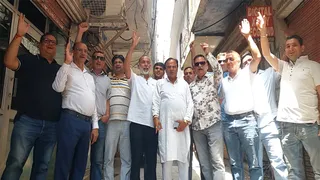 ग्राहकों की शिकायतें बढ़ीं तो सड़क पर उतरे कठुआ के दवा विक्रेता।