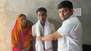 अपनी मां के साथ मनीष सिंंह। जागरण