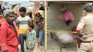 घटना के बाद जुटी स्थानीय लोगों की भीड़।