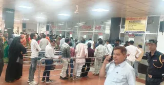 मेडिकल कालेज में उपचार व्यवस्था का निरीक्षण करते प्राचार्य डा. अरविंद त्रिवेदी। सौ. मेडिकल कालेज