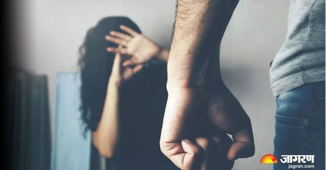 इटावा की नवविवाहिता से गुरुग्राम में दरिंदगी; पत्नी का अश्लील वीडियो बनाकर दोस्तों को भेजा, देह व्यापार के लिए बनाया दबाव
