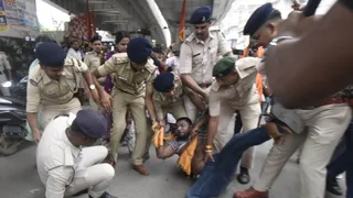 प्रदर्शन करने पहुंचे छात्र को पकड़कर ले जाती पुलिस। जागरण